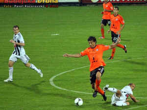 Rudolf Otepka se snaží skluzem zastavit Daniela Rossiho Silvu