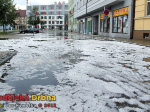 Budějce v sobotu bičovala průtrž mračen s krupobitím