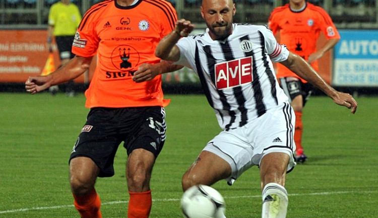 Kapitán Dynama Roman Lengyel odkopává před Martinem Doležalem