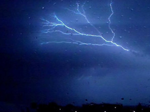 Blesk nad nočními Budějcemi. Foto Daniel Najer