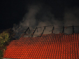 Obytná část Parku exotických zvířat Dvorec při požáru