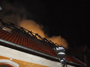 Obytná část Parku exotických zvířat Dvorec při požáru