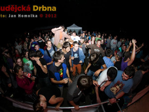 Zaplněný kotel během pátečních koncertů