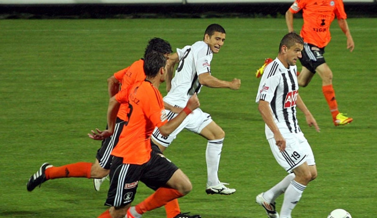 Momentka ze zápasu s Olomoucí. Filip Rýdel u míče, za ním běží autor dvou gólů do boleslavské sítě Miroslav Marković