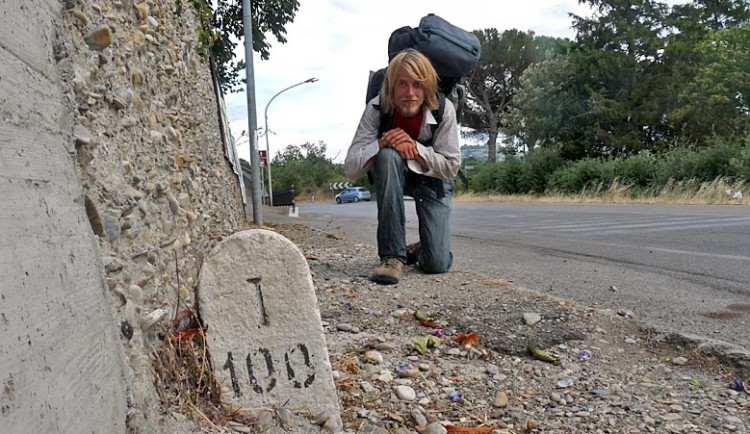 Ladislav Zibura u patníku značícího vzdálenost 100 kilometrů od Říma