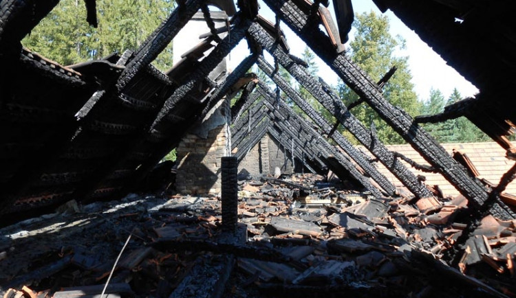 Obytná část Parku exotických zvířat Dvorec po požáru