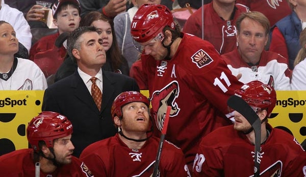 Asistent kapitána Coyotes Martin Hanzal s trenérem Phoenixu Davem Tippettem