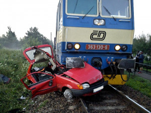 Na přejezdu v Hrdějovicích srazil rychlík do Prahy další auto