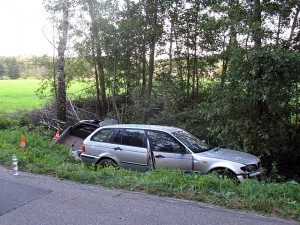U Ledenic havarovalo BMW, řidič asi usnul