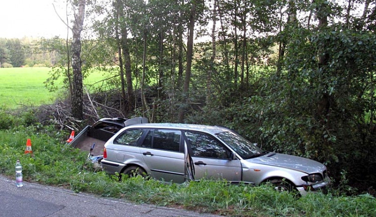 Havarované BMW 320D s přívěsem nedaleko Ledenic