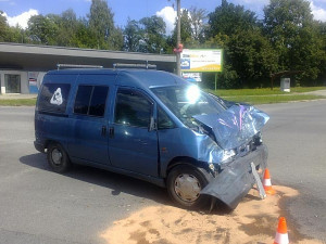 Pondělní střet sanitního vozu Zdravotnické záchranné služby Jihočeského kraje s osobním vozem fiat si vyžádal pět zraněných