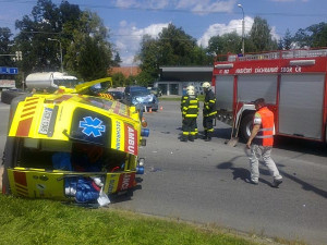 Pondělní střet sanitního vozu Zdravotnické záchranné služby Jihočeského kraje s osobním vozem fiat si vyžádal pět zraněných