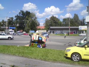 Pondělní střet sanitního vozu Zdravotnické záchranné služby Jihočeského kraje s osobním vozem fiat si vyžádal pět zraněných. Foto Dana Kabelová