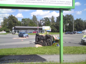 Pondělní střet sanitního vozu Zdravotnické záchranné služby Jihočeského kraje s osobním vozem fiat si vyžádal pět zraněných. Foto Dana Kabelová