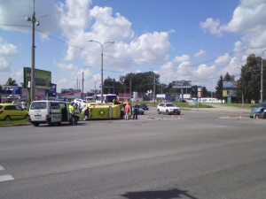 Pondělní střet sanitního vozu Zdravotnické záchranné služby Jihočeského kraje s osobním vozem fiat si vyžádal pět zraněných. Foto Dana Kabelová