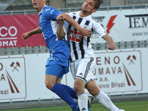 Filip Rýdel brání v úniku Lukáši Droppovi