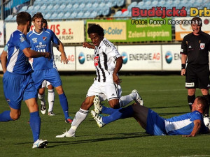 Na zemi ležící Zdeno Kaprálik bojuje o míč se Sandrem