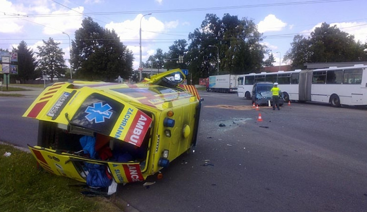 Pondělní střet sanitního vozu Zdravotnické záchranné služby Jihočeského kraje s osobním vozem fiat si vyžádal pět zraněných
