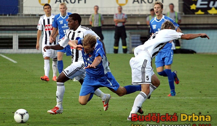 Obránce Pavel Novák mohl proti Baníku dvakrát skórovat, ale na rozdíl od Petra Macha, kterého na snímku fauluje, se mu to nepodařilo