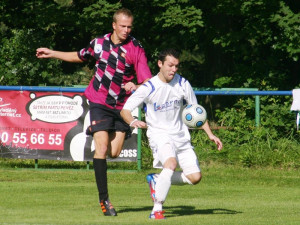 Dubský uniká Jonášovi (Hluboká - Rudolfov 1:1), foto Milan Šíma, www.jihoceskyfotbal.cz