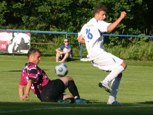 Dušan Vácha v souboji s rudolfovským Baštou (Hluboká - Rudolfov 1:1), foto Milan Šíma, www.jihoceskyfotbal.cz