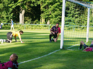 Hluboká Rudolfovským gól doslova darovala. Dušan Vácha (klečí) si dal vlastence (Hluboká - Rudolfov 1:1), foto Milan Šíma, www.jihoceskyfotbal.cz