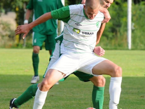 Píša brání míč před Rabousem (Čížová - Roudné 2:1)