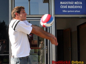 Nová posila Jihočechů si před budějckou Sportovní halou vyzkoušela už i místní balon