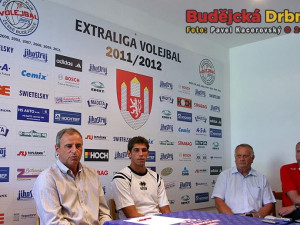 Tisková konference u příležitosti podpisu smlouvy. Zleva prezident Jan Diviš, Peter Pláteník, manažer Zdeněk Scheichl a trenér Jan Svoboda