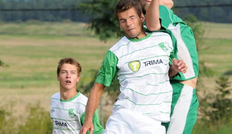 Čížovský Jindřich v hlavičkovém souboji s Průchou (Čížová - Roudné 2:1)