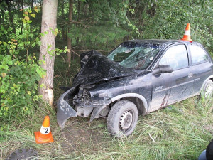 Následky vážné nehody Opelu Corsa u Borovan