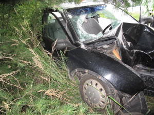 Následky vážné nehody Opelu Corsa u Borovan
