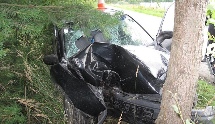Následky vážné nehody Opelu Corsa u Borovan