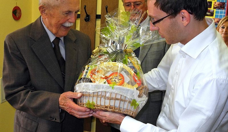 Josef Tolar se o víkendu dožil sta let. K významnému jubileu mu gratuluje náměstek primátora Petr Podhola