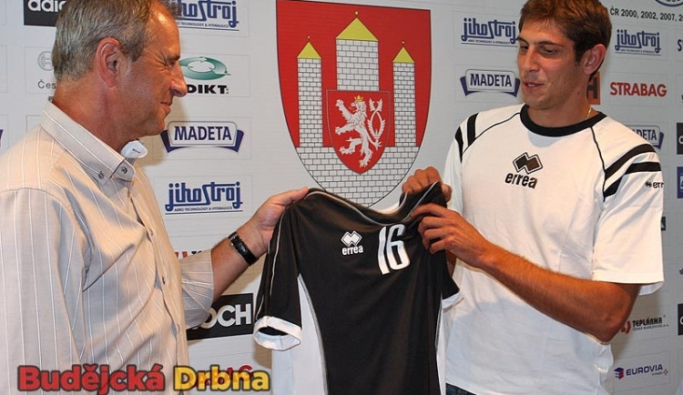 Nová posila Jihostroje Peter Pláteník přebírá od prezidenta klubu Jana Diviše dres s číslem 16