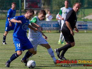 Havelka se snaží zastavit Komárka, přihlíží sudí Řezáč