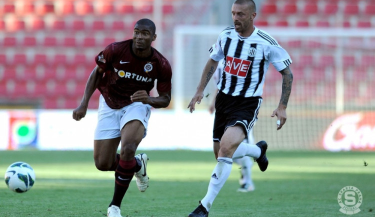 Exsparťan Tomáš Řepka se střelcem rozhodující branky Léonardem Kweukem