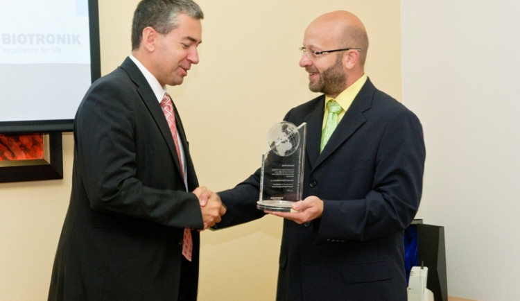 Vedoucí lékař arytmologie a kardiostimulace Alan Bulava (vlevo) přebírá prestižní ocenění