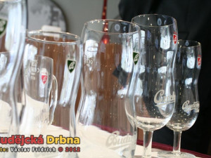 Nové sklo, do kterého se bude lít pivo od Budějovického Budvaru