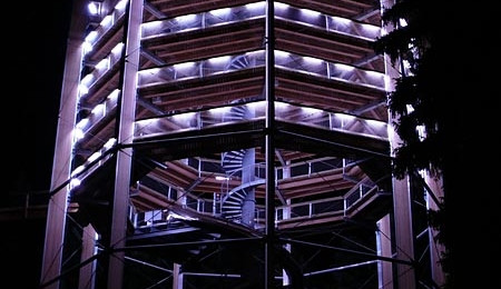 Stezka korunami stromů na Lipně je osvětlena