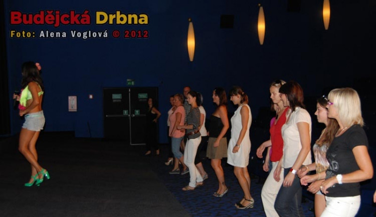 Před filmovým plátnem se tančila salsa