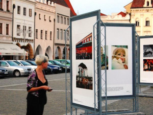 Každý, kdo kolem projde, se zastaví