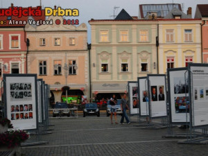 Mezi panely neustále korzují lidé