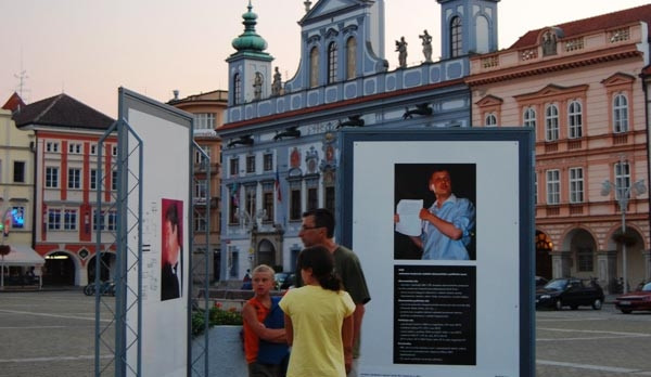 I děti pozorují výstavu se zaujetím, ale téměř u každého panelu potřebují vysvětlení dospělého