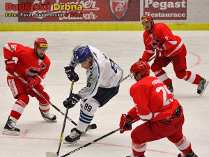 Autor třetí branky Hamburku David Wolf v sevření domácích hráčů