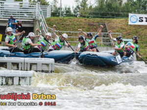 Souboj o první místo hned po startu