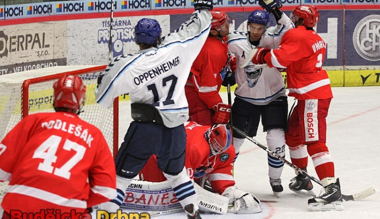Velké starosti domácí obraně dělal Kanaďan Matt Pettinger (č. 22), který vstřelil dvě branky Hamburku. Na snímku vyrovnává na 1:1.