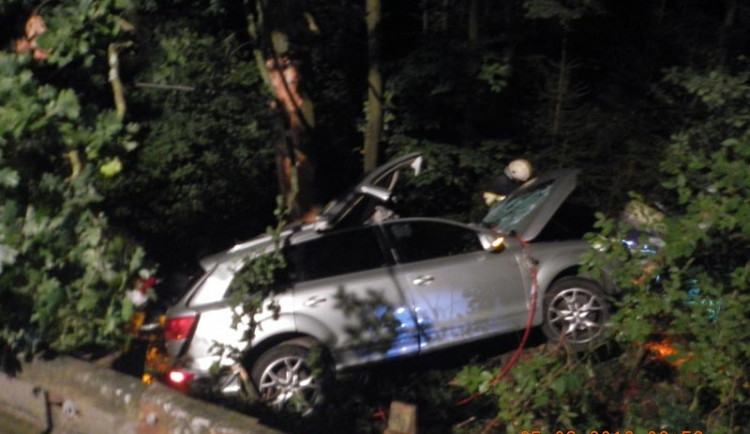 Náraz do stromu u Trocnova nepřežil v sobotu ráno řidič Audi Q7