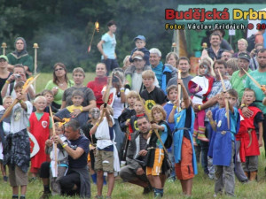 Lukostřelci zapálili ohnivými šípy slaměné Sokolí hnízdo