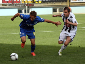 Aleš Hanzlík stíhá autora rozhodující branky Slovanu Josefa Šurala